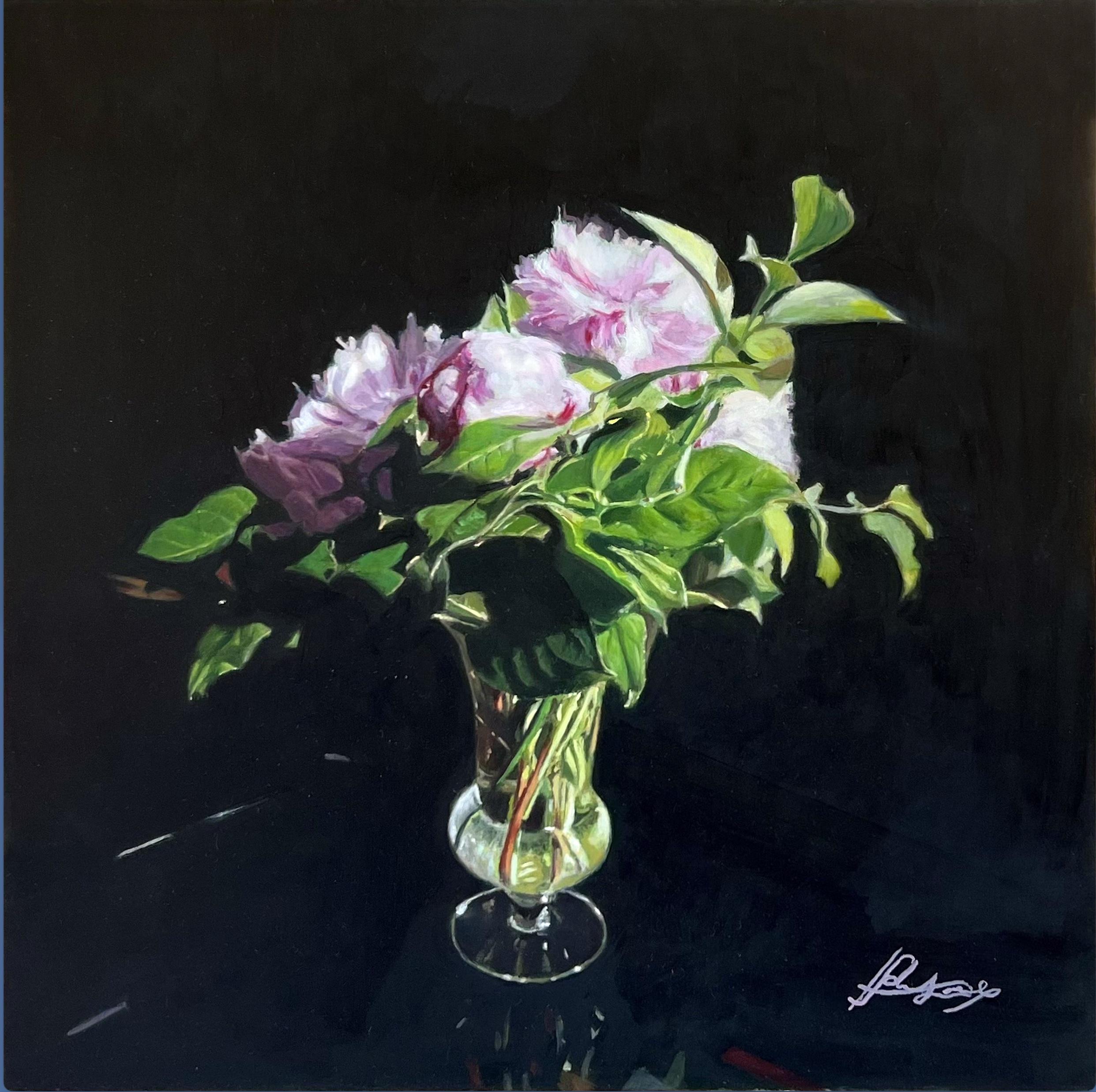 Peonías, ruscus y hojas de rosal en un jarrón